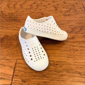 Native Jefferson Water Friendly Shoes size 7 white